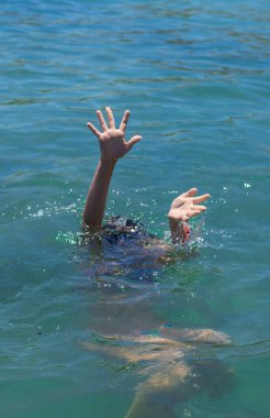 Suda boğulan adam. Seçici odaklanma. deniz