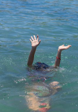 Suda boğulan adam. Seçici odaklanma. deniz