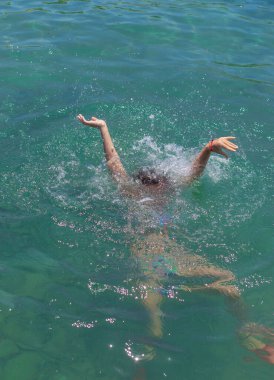 Suda boğulan adam. Seçici odaklanma. deniz