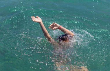 Suda boğulan adam. Seçici odaklanma. deniz