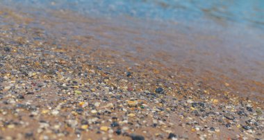 Deniz kıyısındaki taşlar. Seçici odaklanma. deniz.