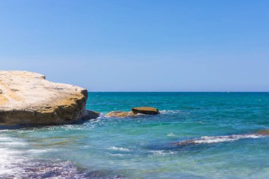 Deniz kıyısındaki taşlar. Seçici odaklanma. deniz.