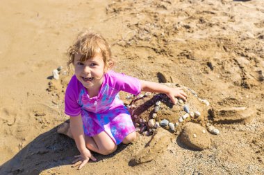 Çocuklar kumsalda kumla oynuyorlar. Seçici odaklanma. deniz.