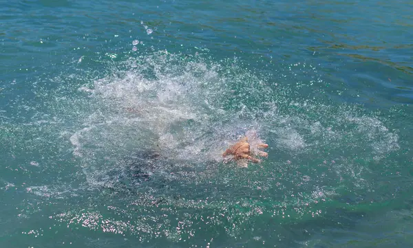 Suda boğulan adam. Seçici odaklanma. deniz