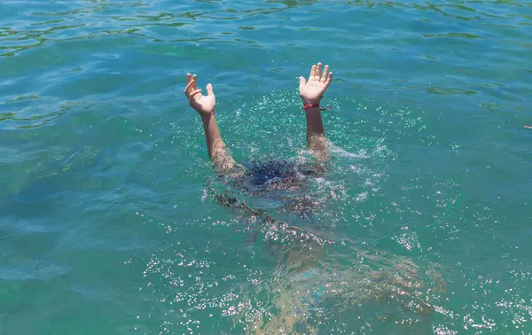 Suda boğulan adam. Seçici odaklanma. deniz