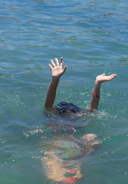 Suda boğulan adam. Seçici odaklanma. deniz