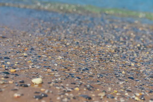 Deniz kıyısındaki taşlar. Seçici odaklanma. deniz.