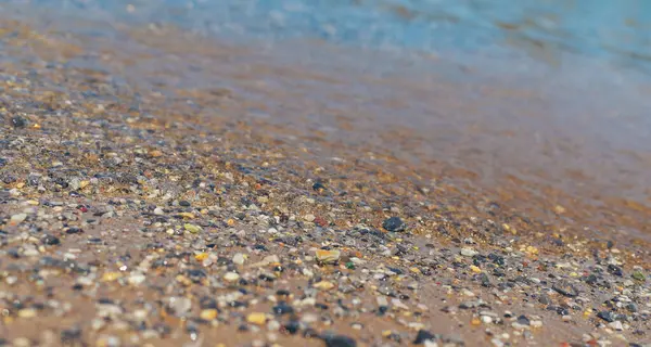 Deniz kıyısındaki taşlar. Seçici odaklanma. deniz.