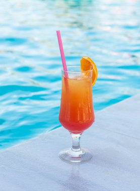 Deniz arka planında kokteyl. Seçici odaklanma. yaz.