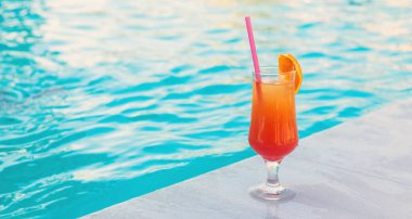 Deniz arka planında kokteyl. Seçici odaklanma. yaz.