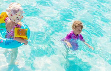 Havuzda yüzen bir çocuk. Seçici odaklanma. çocuk.