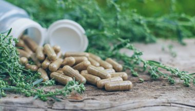 Sagebrush takviyeleri ve homeopati. Seçici odaklanma. Doğa.