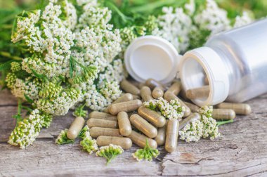 Kemik dokusu takviyesi ve konservatuar homeopati. Seçici odaklanma. Doğa.