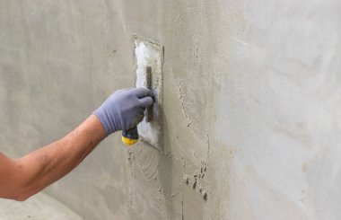 Bir zanaatkar beton bir duvar inşa eder. Seçici odaklanma. insanlar.