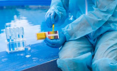 Havuz suyu analizini kontrol et. Seçici odaklanma. Doğa.