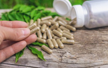 Moringa esaslı yağ ve takviyeler. Seçici odaklanma. Doğa.