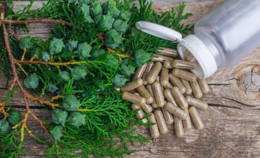 Thuja esaslı yağ ve takviyeler. Seçici odaklanma. Doğa.