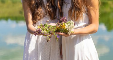Ivan Kupala Günü 'nde çocuklar ve çiçekler. Seçici odaklanma. Doğa.