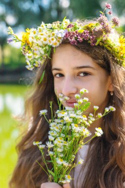 Ivan Kupala Günü 'nde çocuklar ve çiçekler. Seçici odaklanma. Doğa.