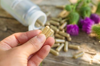 Doğada süt devedikeni takviyeleri. Seçici odaklanma. Doğa.