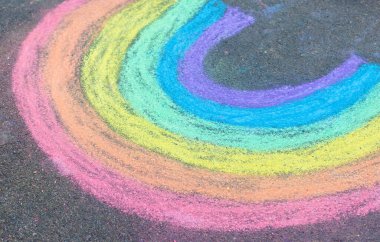 Çocuklar asfalta tebeşirle resim çiziyor. Seçici odaklanma. Çocuk.