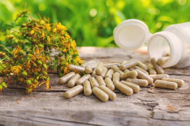 St. John 's Wort tentürü ve takviyeleri. Seçici odaklanma. Doğa.