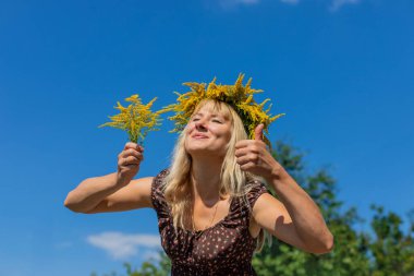 Bir kadının yabani otlara alerjisi vardır. Seçici odaklanma. Doğa.
