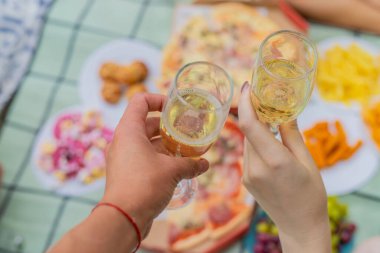 Parkta pizza pikniği. Seçici odaklanma. Yiyecek..