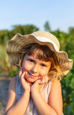 Bahçede şapkalı bir çocuk. Seçici odaklanma. Doğa.