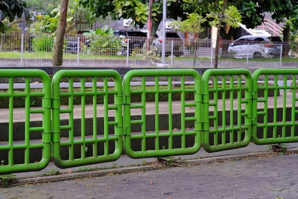 Железные Забор Окрашены Зеленым Цветом Функционирует Ворота Которые Могут Сдвинуты — стоковое фото