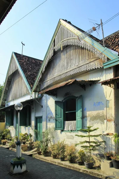 ジョグジャカルタのカウマン村にオープンウィンドウを持つ家の古典的な建物のファサード — ストック写真