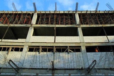 Düşük Açı Görüş, henüz yapım aşamasında olan bir bina. Yapısal kemikler hala yüzeye çıktığı için beton çelik..