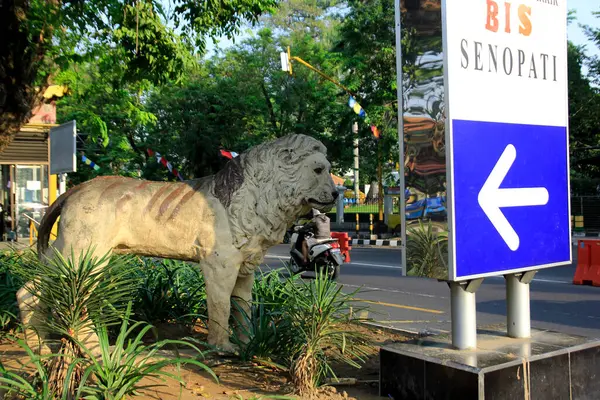 インドネシアのジョグジャカルタ 2016年8月26日 道路脇にはセメント製のライオン像が置かれ 開放的な空間を演出している — ストック写真