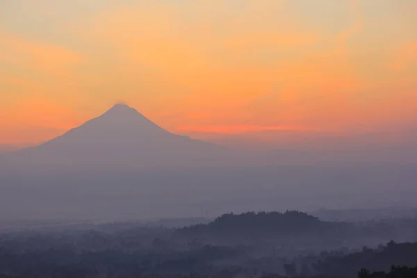 Silhouette Des Merapi Mit Einem Rot Orangen Himmel Bei Sonnenaufgang — Stockfoto