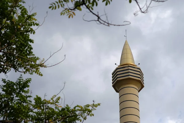 高耸入云的清真寺塔 — 图库照片