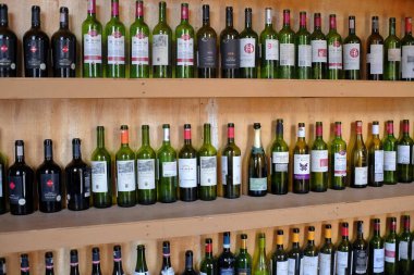 Yogyakarta, Endonezya, 27 Mart 2022. Hem yerel hem de ithal olan çeşitli markalardan şişeler güzelce sergileniyor..