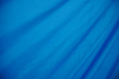 Arka ışıklandırmalı mavi kumaş. Böylece renk, görsel sanatlar için ilginç bir zemin haline geliyor..