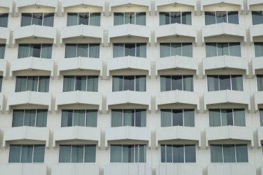 Eski mimari yapı üzerindeki pencere deseni.