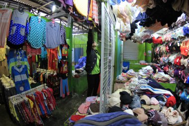 Yogyakarta, Endonezya, 15 Ekim 2016. Perakendeciler mallarını bir marketteki günlük giysiler şeklinde topluyorlar..