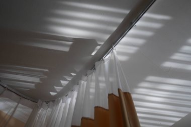 Karanlık odaya giren ve odanın çatısını aydınlatan bir ışık huzmesi..