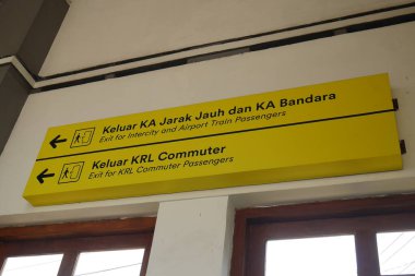 Tren istasyonlarındaki işaretler banliyö trenleri ve uzun mesafe trenleri ya da özel havaalanı trenleri yolcuları için çıkış güzergahları gösteriyor..