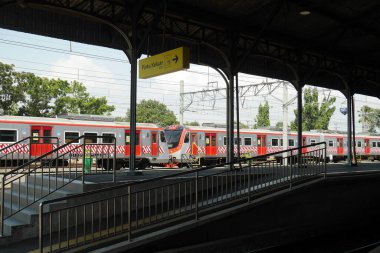 Klaten, Endonezya, 19 Ağustos 2023. Ulaşım istasyonlarında durduğunda kısa mesafeli hizmet veren banliyö treni toplu taşımacılığı.