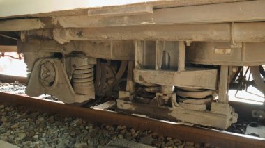 Cilacap, Endonezya, 19 Ağustos 2023. Demiryolu tekerlekleri demiryolu vagonlarının ağırlığını destekleyen çelik süspansiyonlarla kirli ve tozlu görünüyor..