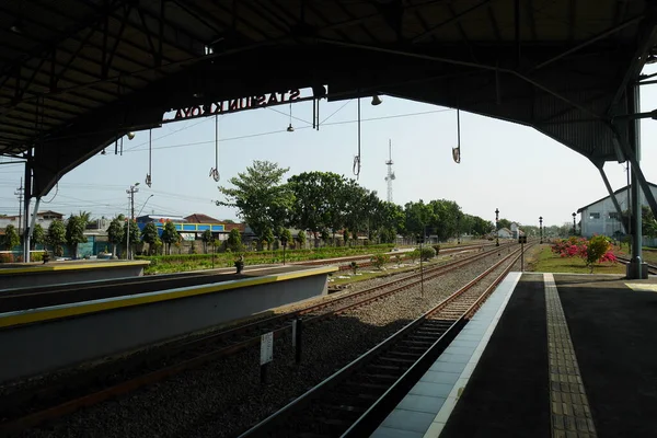 印度尼西亚西拉卡 2023年8月19日 Kroya火车站具有工业建筑风格 配备了许多铁路线 — 图库照片