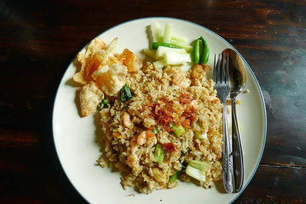 Smažená Rýže Krevetami Podávaná Nakládanou Okurkou Melinjo Sušenkami — Stock fotografie