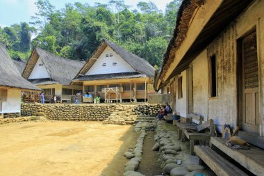 Tasikmalaya, Endonezya, 24 Temmuz 2015. Kampung Naga 'daki mimari binalar hala atalarının geleneklerine bağlı bir Sundan yerleşimi olan ahşap ve bambular tarafından yönetiliyor..