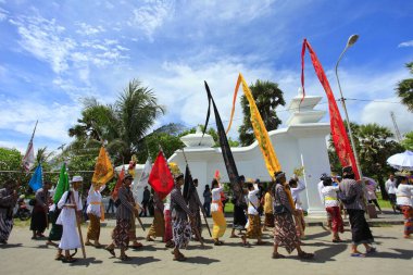 Yogyakarta, Endonezya, 11 Mart 2018. Melasti kutlamaları sırasında bayrak ve flamaları dini semboller olarak taşıyan Hindular geçidi.. 