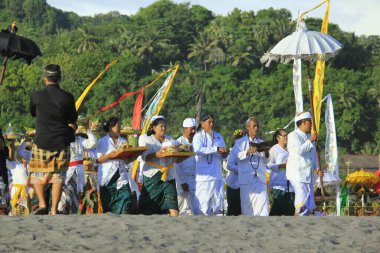 Yogyakarta, Endonezya, 11 Mart 2018. Hindu dini liderler Nyepi bayramından önce dini ayinlere liderlik ederler..