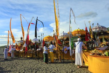 Yogyakarta, Endonezya, 11 Mart 2018. Parangkusumo kıyısında ibadet ritüelleri gerçekleştirirken Hindu mihrabı..