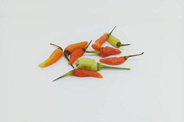 Kırmızı kırmızıbiber (Capsicum frutescens) beyaz üzerine izole edilmiş. Capsicum cinsinden bir bitki türü genellikle baharatlı bir tat ile yiyecekleri karıştırmak için kullanılır..